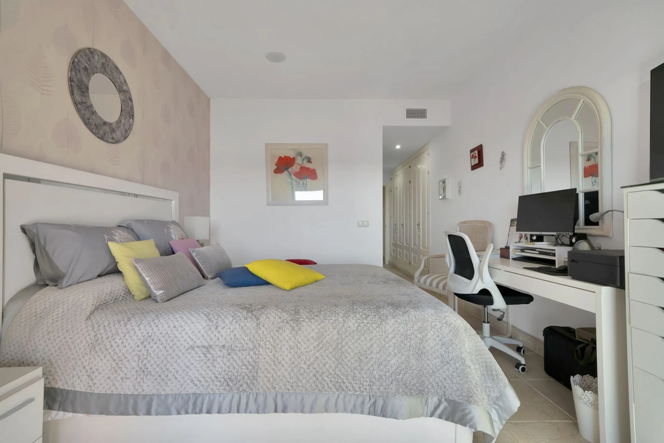 We are proud to present an exceptional opportunity in one of Estepona's most desirable gated communities: Benatalaya in Atalaya.