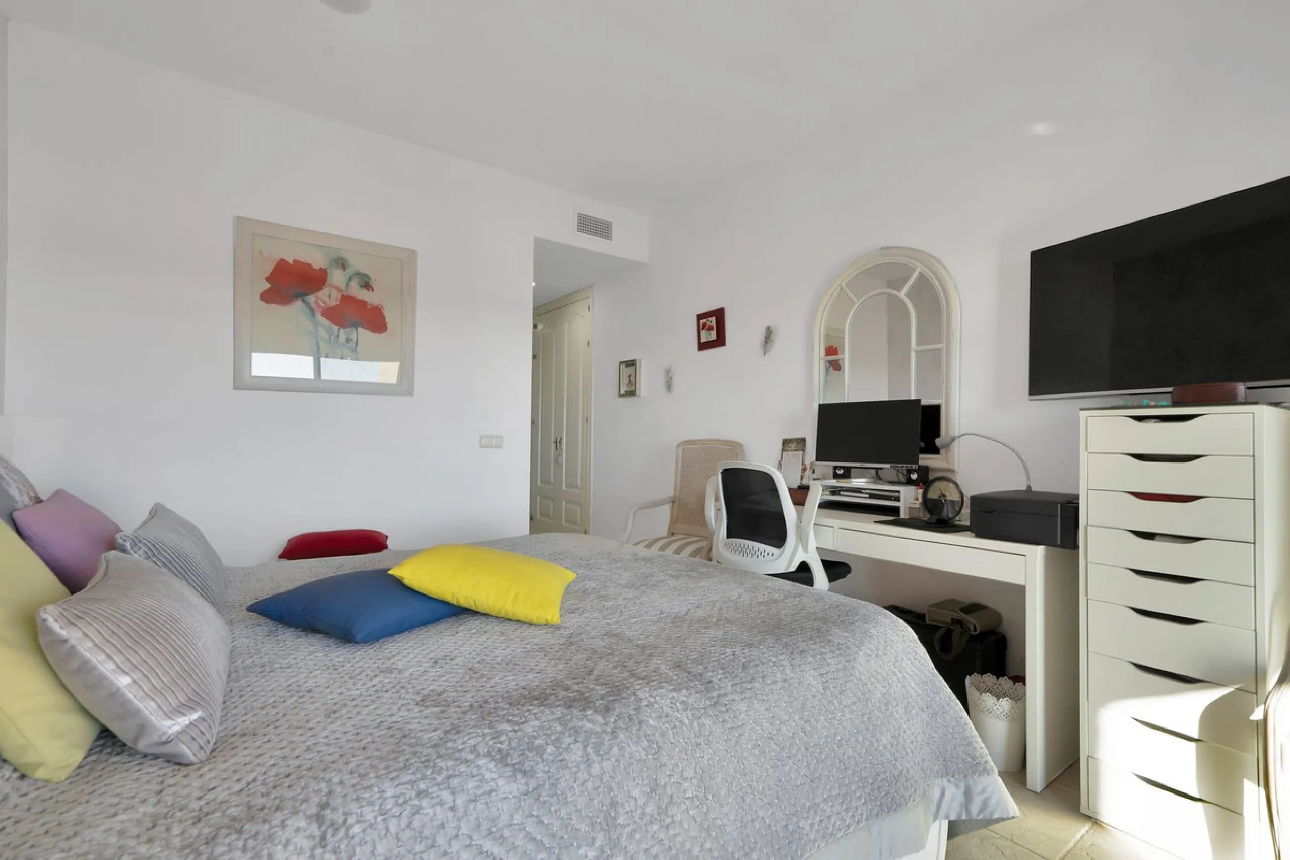 We are proud to present an exceptional opportunity in one of Estepona's most desirable gated communities: Benatalaya in Atalaya.