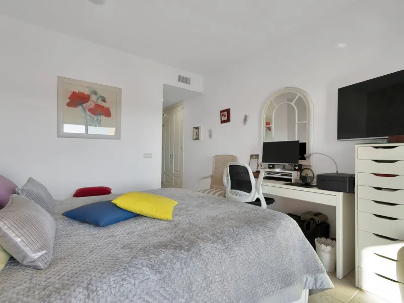 We are proud to present an exceptional opportunity in one of Estepona's most desirable gated communities: Benatalaya in Atalaya.