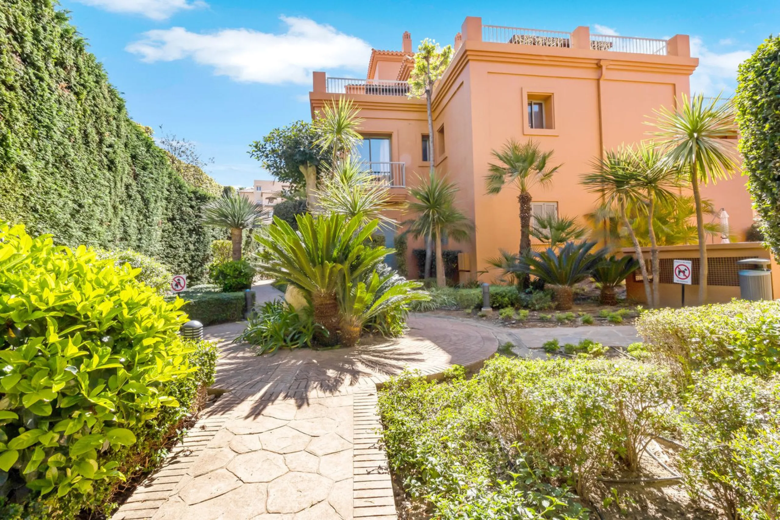 We are proud to present an exceptional opportunity in one of Estepona's most desirable gated communities: Benatalaya in Atalaya.