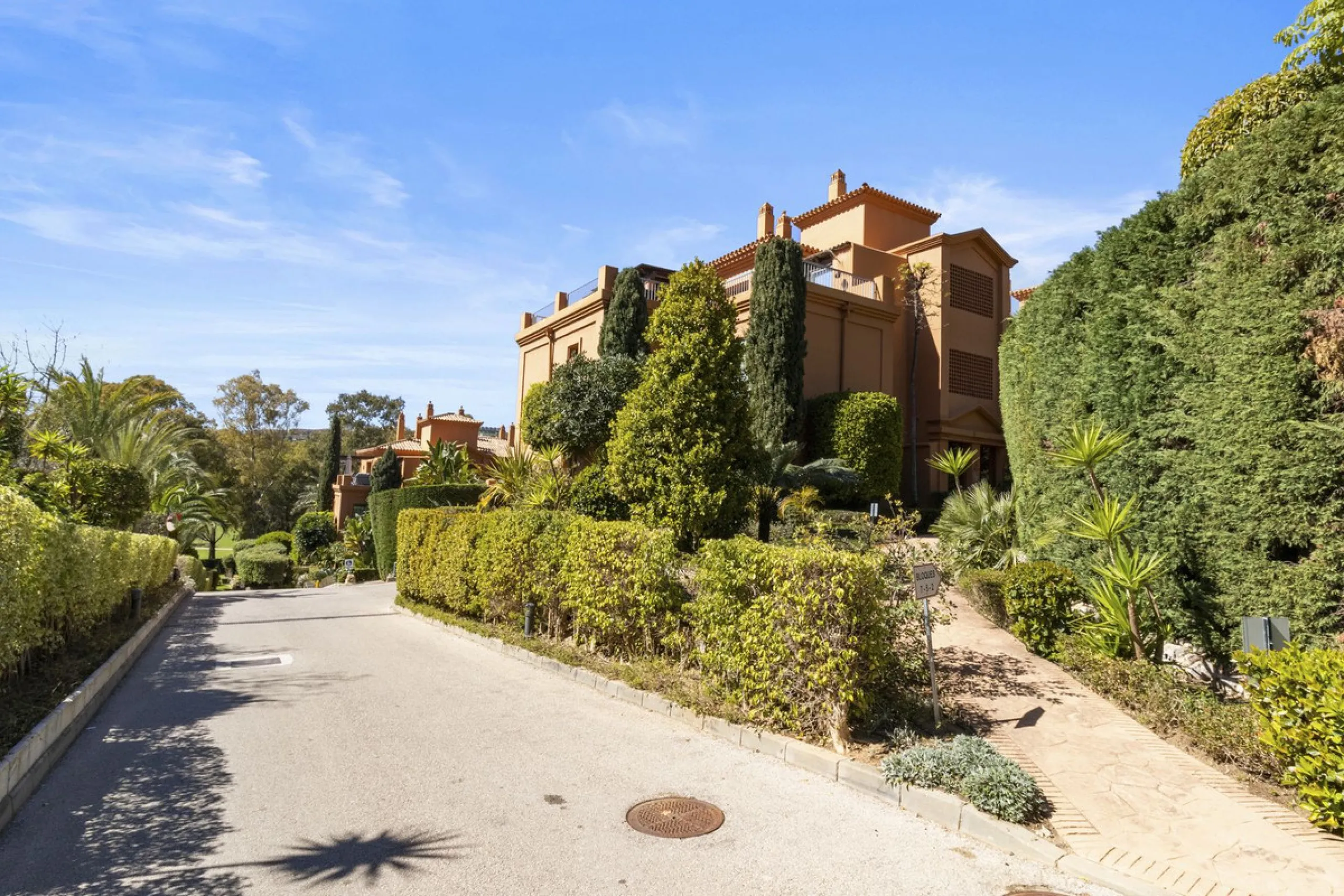 We are proud to present an exceptional opportunity in one of Estepona's most desirable gated communities: Benatalaya in Atalaya.