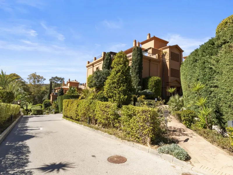 We are proud to present an exceptional opportunity in one of Estepona's most desirable gated communities: Benatalaya in Atalaya.