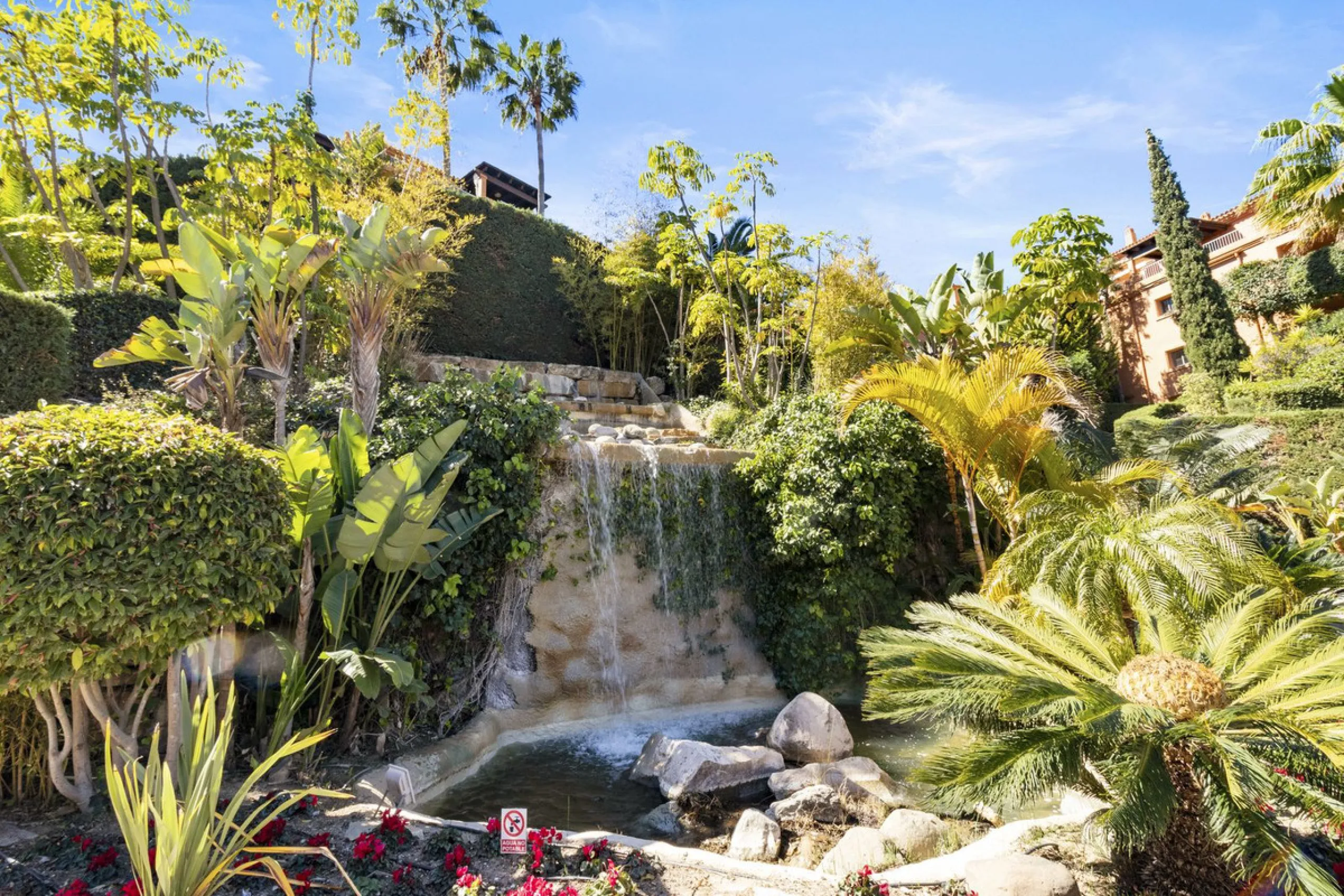 We are proud to present an exceptional opportunity in one of Estepona's most desirable gated communities: Benatalaya in Atalaya.