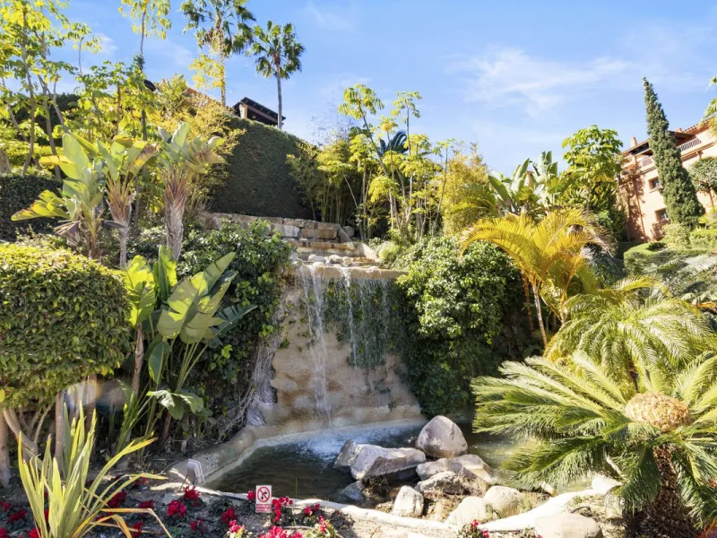 We are proud to present an exceptional opportunity in one of Estepona's most desirable gated communities: Benatalaya in Atalaya.