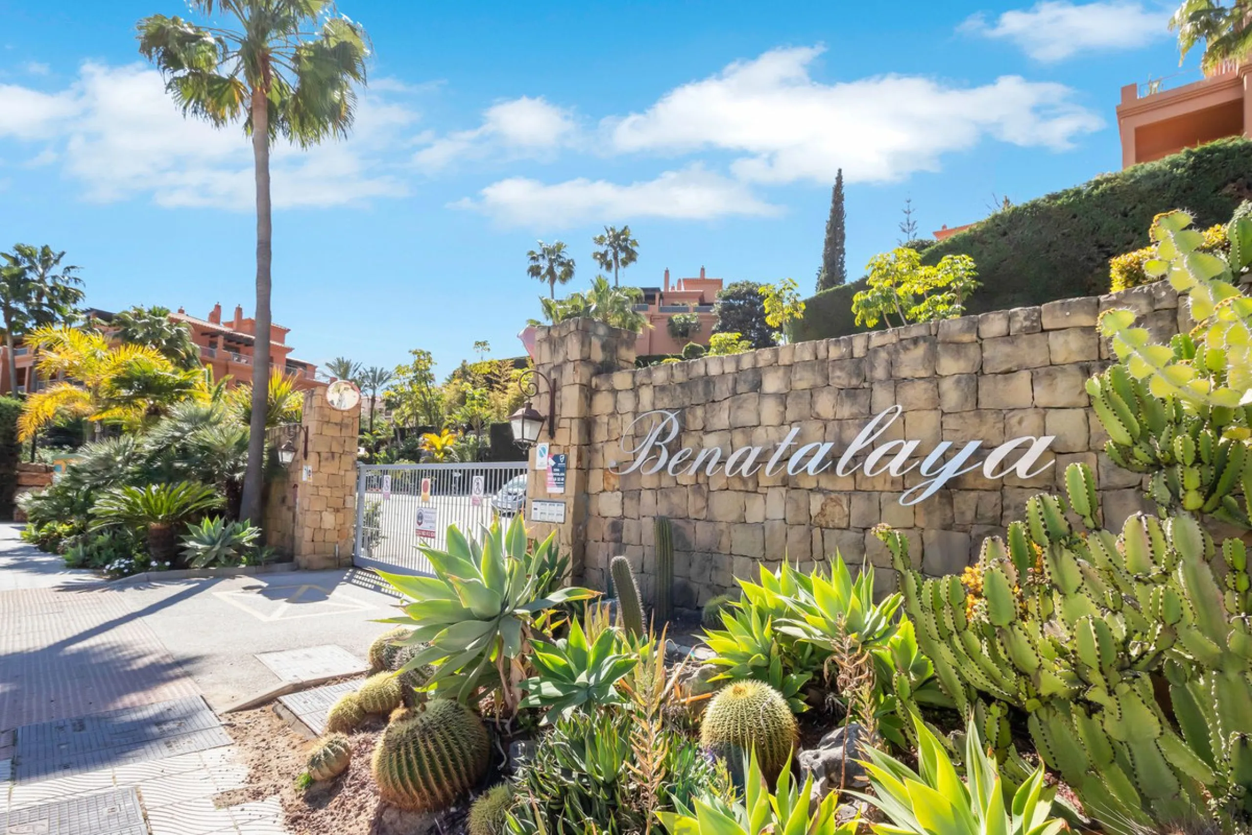 We are proud to present an exceptional opportunity in one of Estepona's most desirable gated communities: Benatalaya in Atalaya.