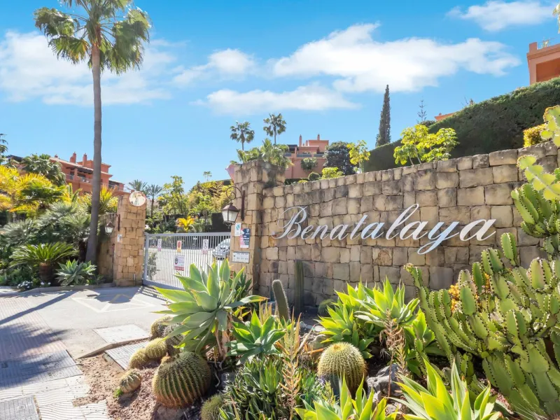 We are proud to present an exceptional opportunity in one of Estepona's most desirable gated communities: Benatalaya in Atalaya.