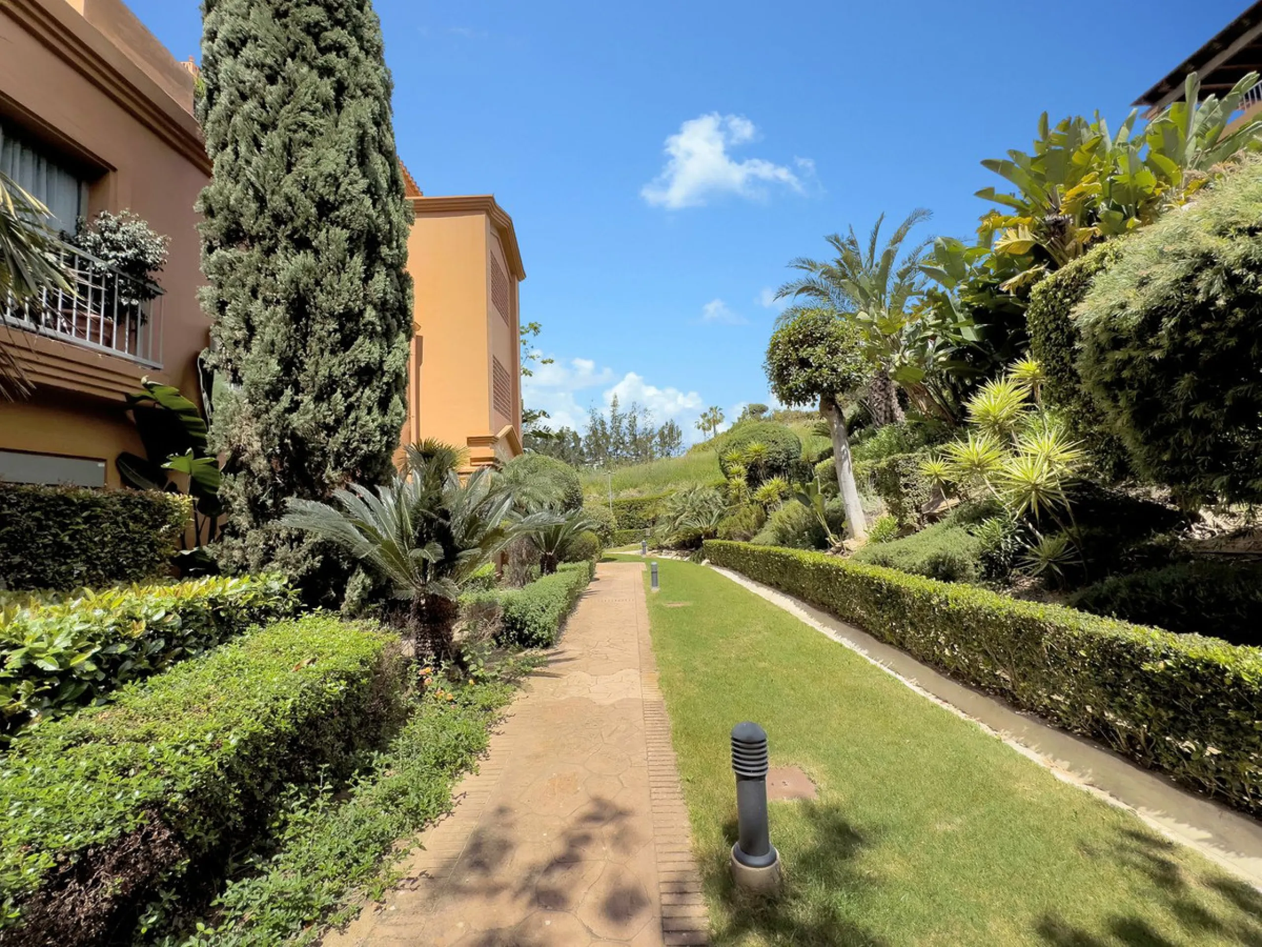We are proud to present an exceptional opportunity in one of Estepona's most desirable gated communities: Benatalaya in Atalaya.