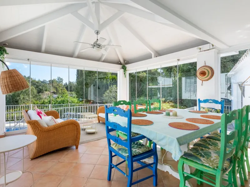 House - Detached Villa в продаже в Benahavís, Málaga. В доме 4 спален и 4 ванных комнат. Площадь дома 235 м². Площадь участка 808 м²