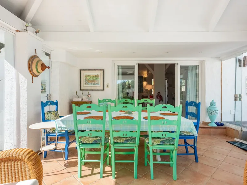 House - Detached Villa в продаже в Benahavís, Málaga. В доме 4 спален и 4 ванных комнат. Площадь дома 235 м². Площадь участка 808 м²
