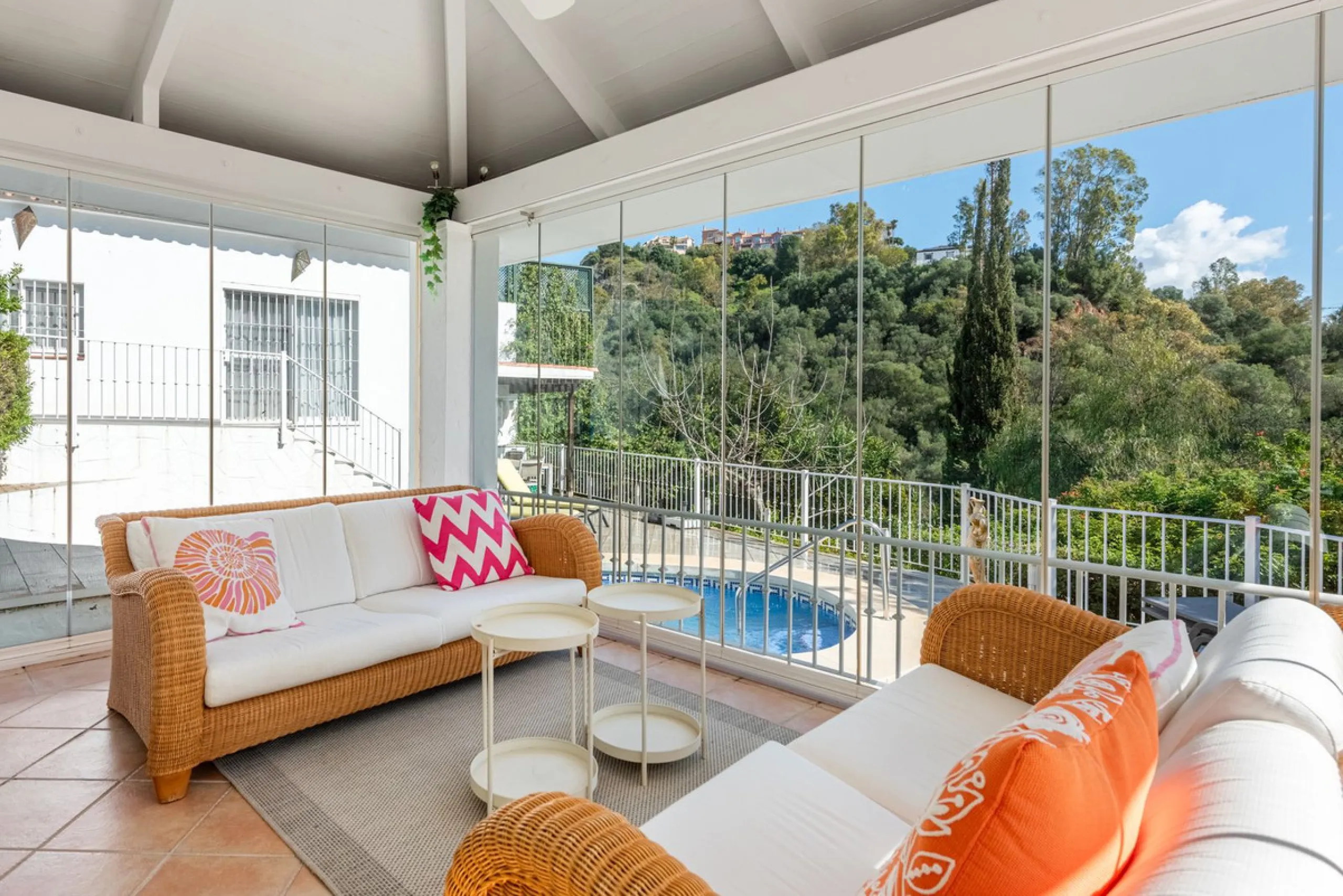 House - Detached Villa в продаже в Benahavís, Málaga. В доме 4 спален и 4 ванных комнат. Площадь дома 235 м². Площадь участка 808 м²