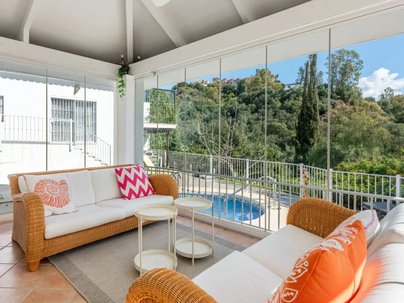 House - Detached Villa в продаже в Benahavís, Málaga. В доме 4 спален и 4 ванных комнат. Площадь дома 235 м². Площадь участка 808 м²