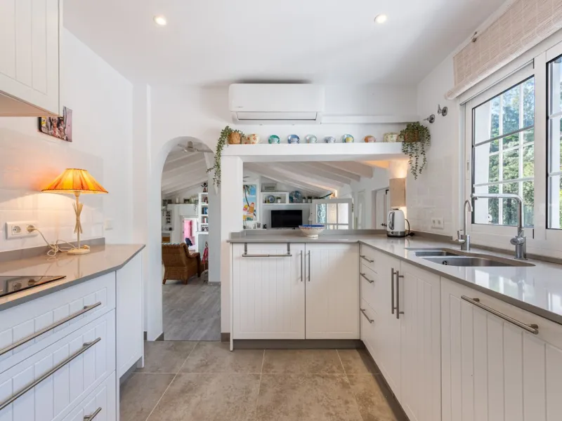 House - Detached Villa в продаже в Benahavís, Málaga. В доме 4 спален и 4 ванных комнат. Площадь дома 235 м². Площадь участка 808 м²