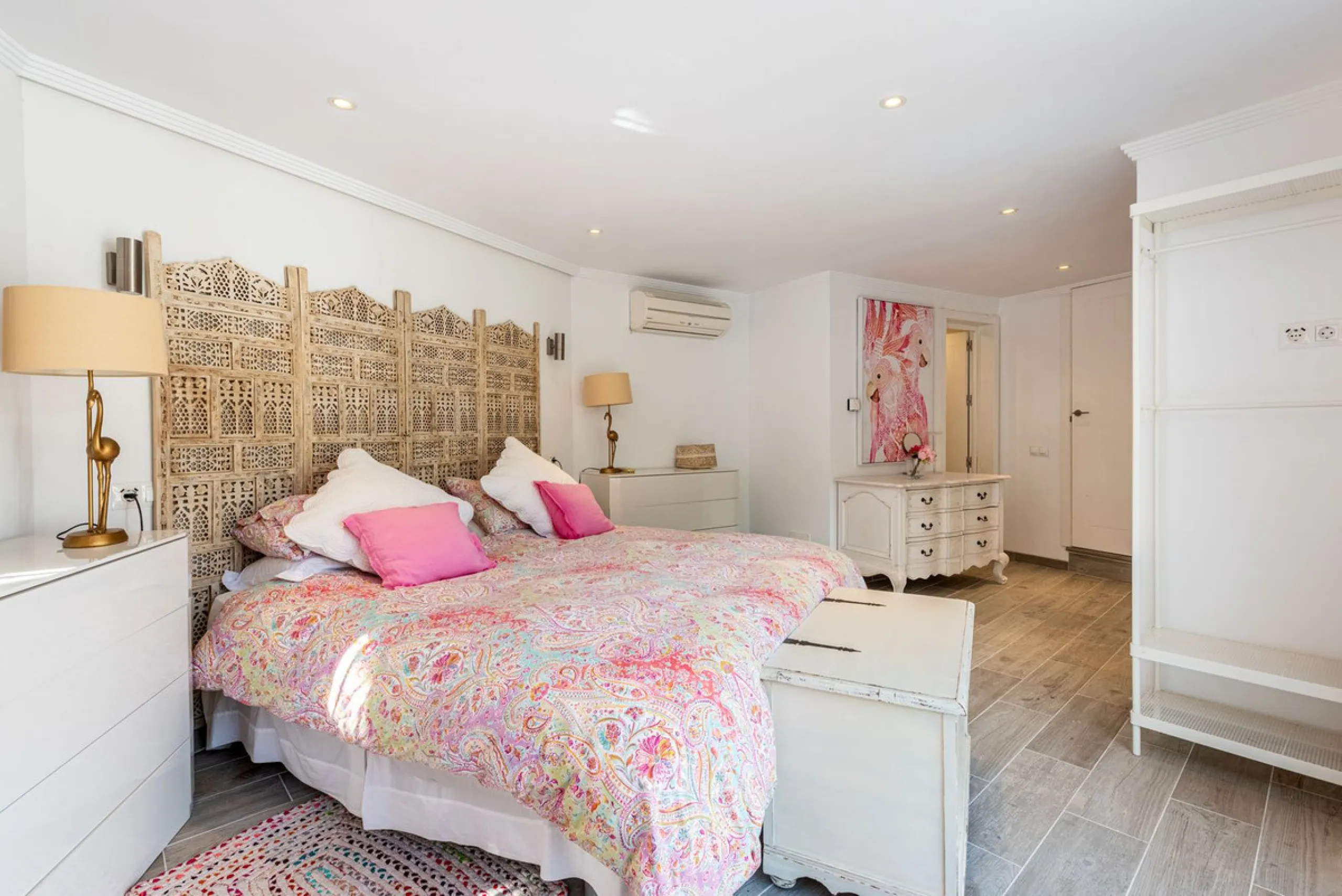House - Detached Villa в продаже в Benahavís, Málaga. В доме 4 спален и 4 ванных комнат. Площадь дома 235 м². Площадь участка 808 м²