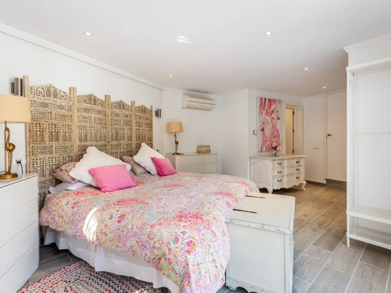 House - Detached Villa в продаже в Benahavís, Málaga. В доме 4 спален и 4 ванных комнат. Площадь дома 235 м². Площадь участка 808 м²