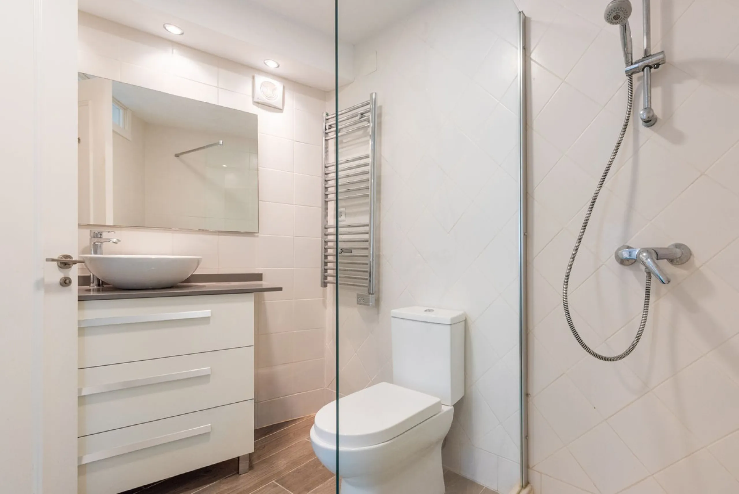 House - Detached Villa в продаже в Benahavís, Málaga. В доме 4 спален и 4 ванных комнат. Площадь дома 235 м². Площадь участка 808 м²