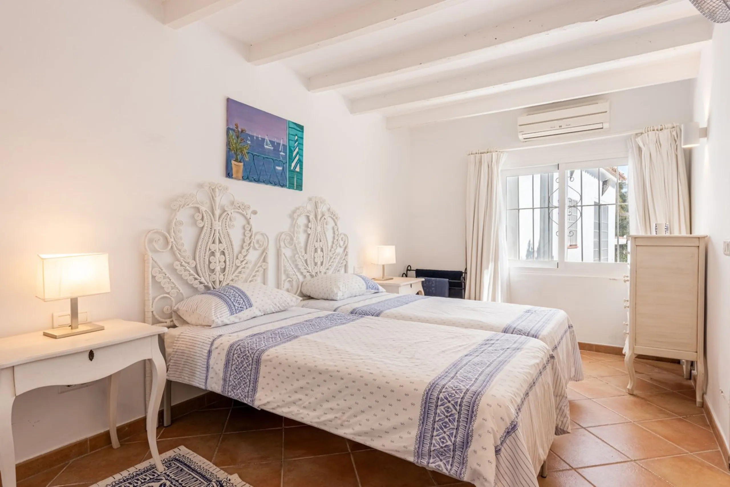 House - Detached Villa в продаже в Benahavís, Málaga. В доме 4 спален и 4 ванных комнат. Площадь дома 235 м². Площадь участка 808 м²