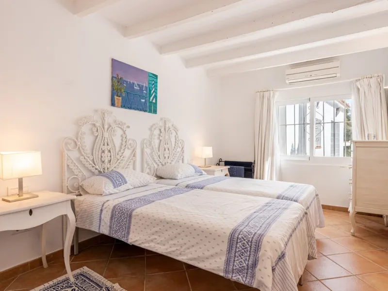 House - Detached Villa в продаже в Benahavís, Málaga. В доме 4 спален и 4 ванных комнат. Площадь дома 235 м². Площадь участка 808 м²