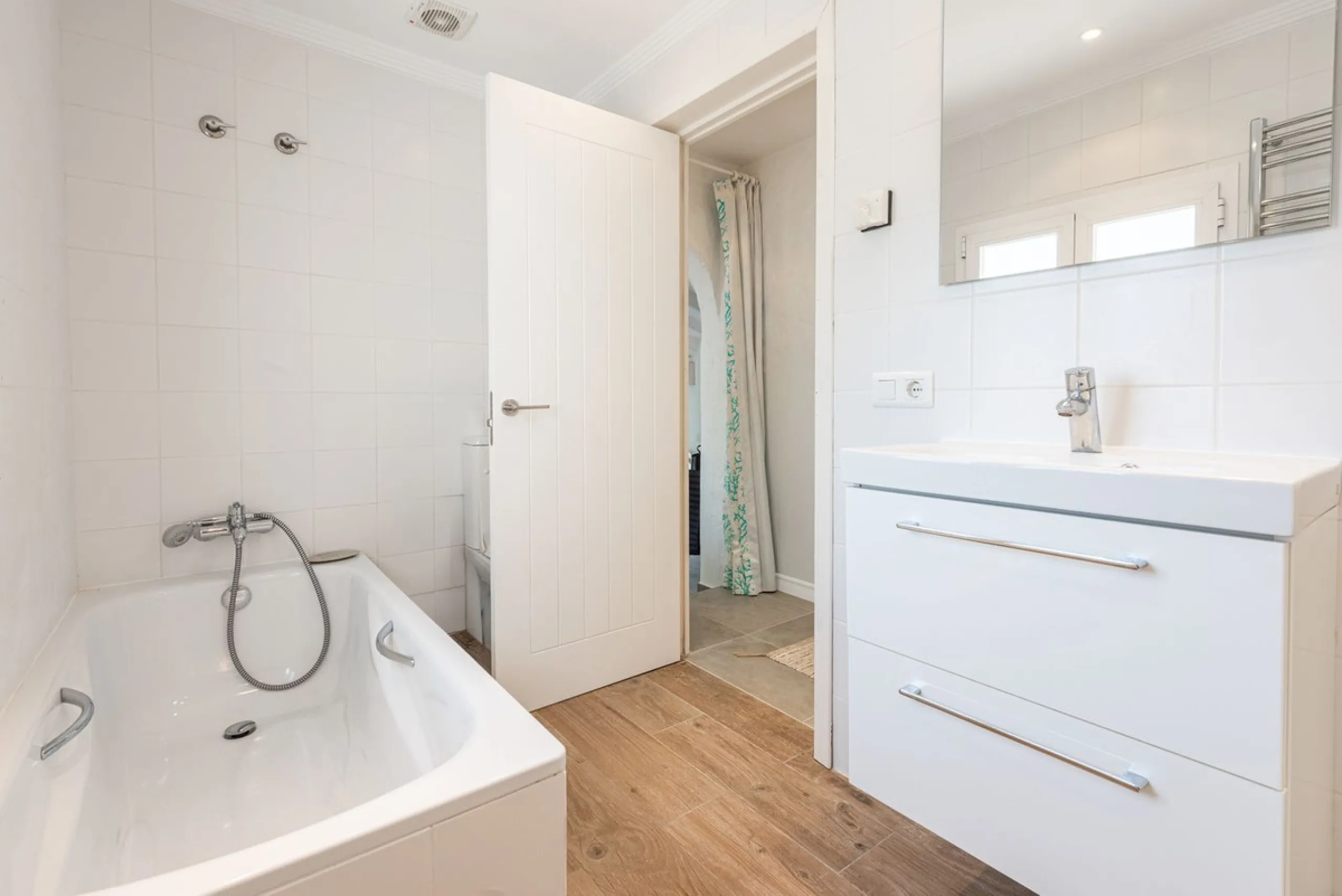 House - Detached Villa в продаже в Benahavís, Málaga. В доме 4 спален и 4 ванных комнат. Площадь дома 235 м². Площадь участка 808 м²