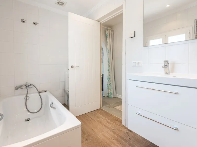 House - Detached Villa в продаже в Benahavís, Málaga. В доме 4 спален и 4 ванных комнат. Площадь дома 235 м². Площадь участка 808 м²