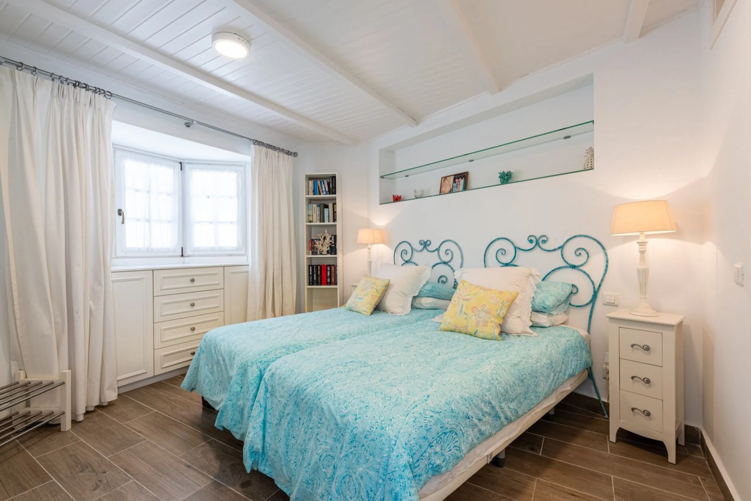House - Detached Villa в продаже в Benahavís, Málaga. В доме 4 спален и 4 ванных комнат. Площадь дома 235 м². Площадь участка 808 м²