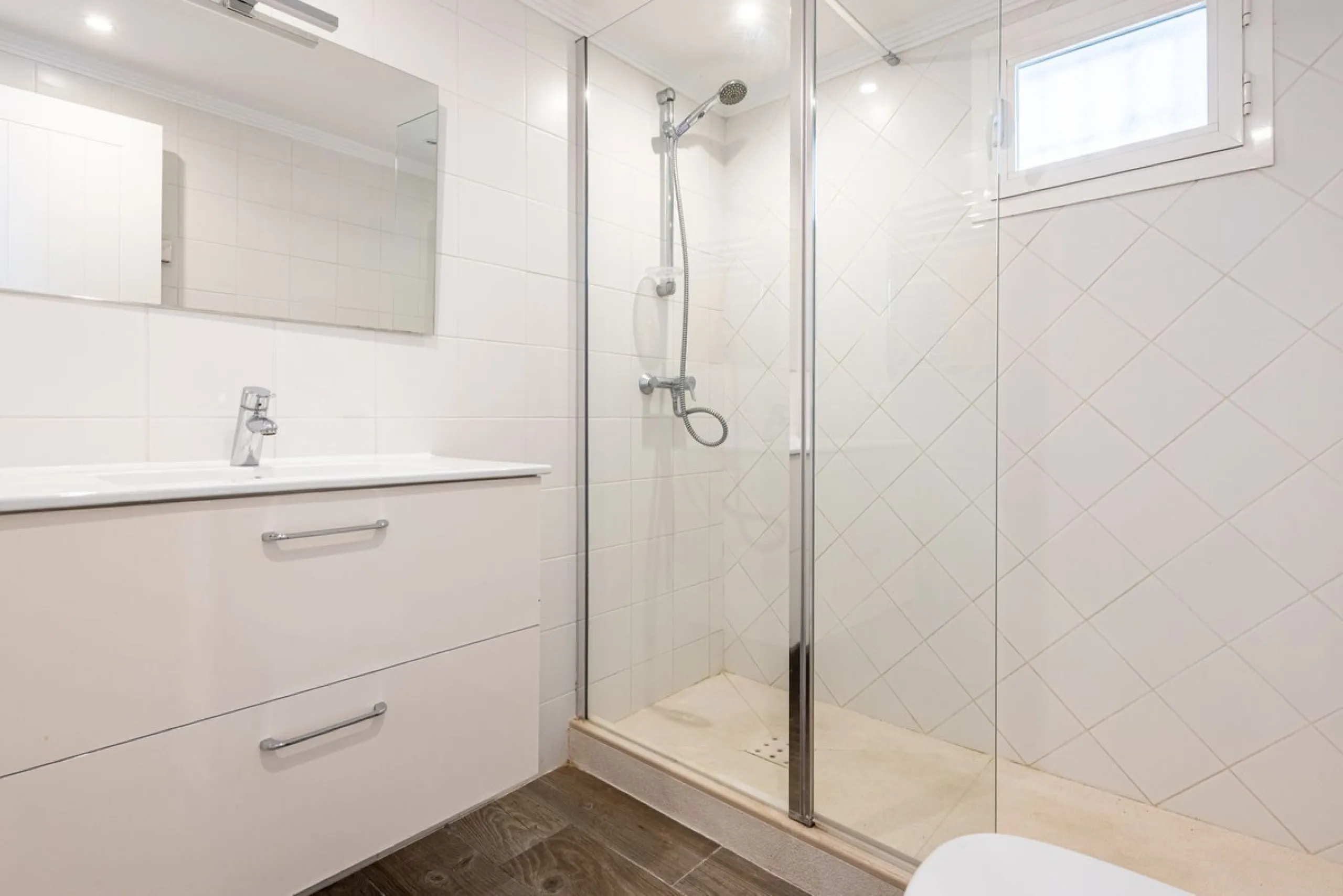 House - Detached Villa в продаже в Benahavís, Málaga. В доме 4 спален и 4 ванных комнат. Площадь дома 235 м². Площадь участка 808 м²