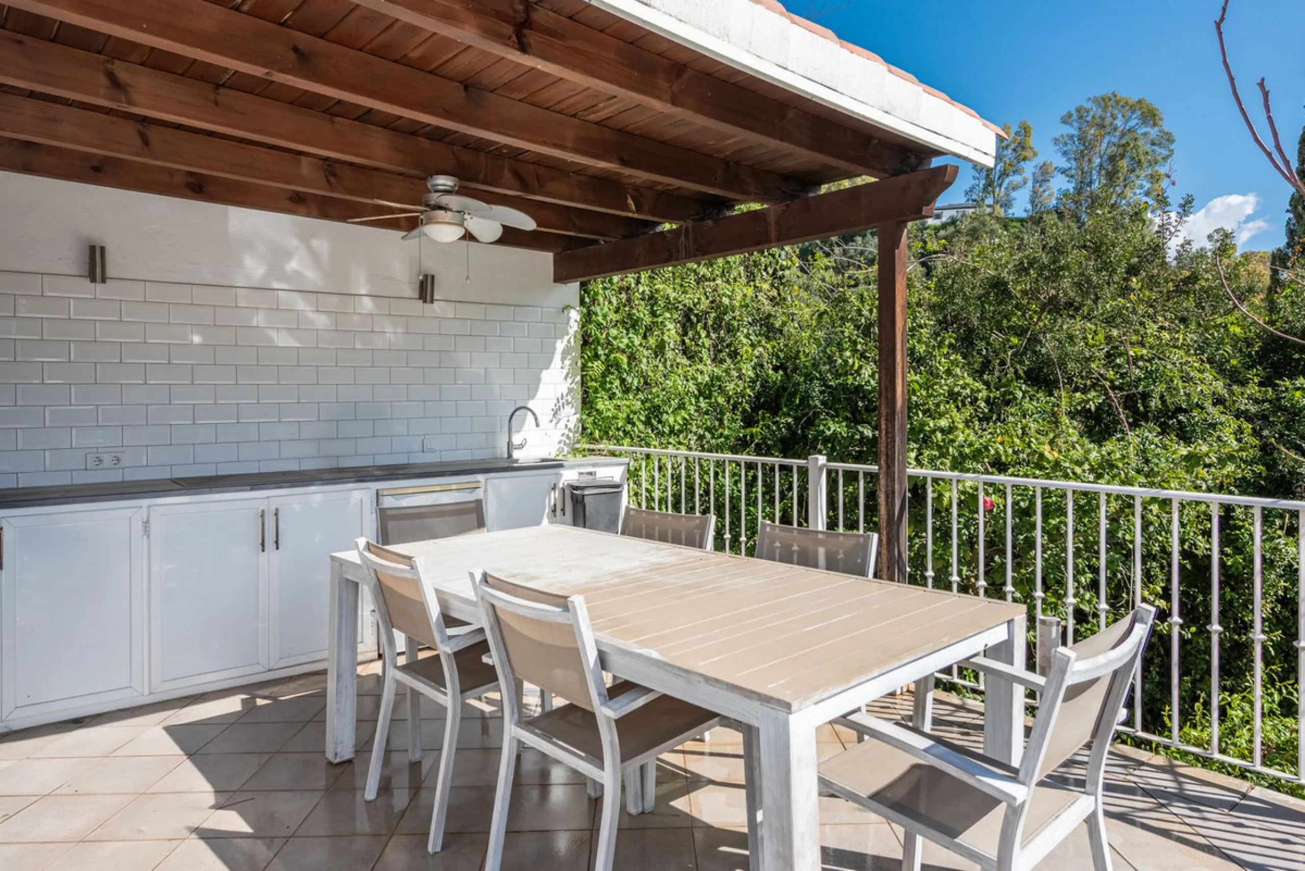 House - Detached Villa в продаже в Benahavís, Málaga. В доме 4 спален и 4 ванных комнат. Площадь дома 235 м². Площадь участка 808 м²