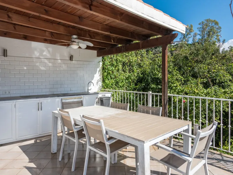 House - Detached Villa в продаже в Benahavís, Málaga. В доме 4 спален и 4 ванных комнат. Площадь дома 235 м². Площадь участка 808 м²