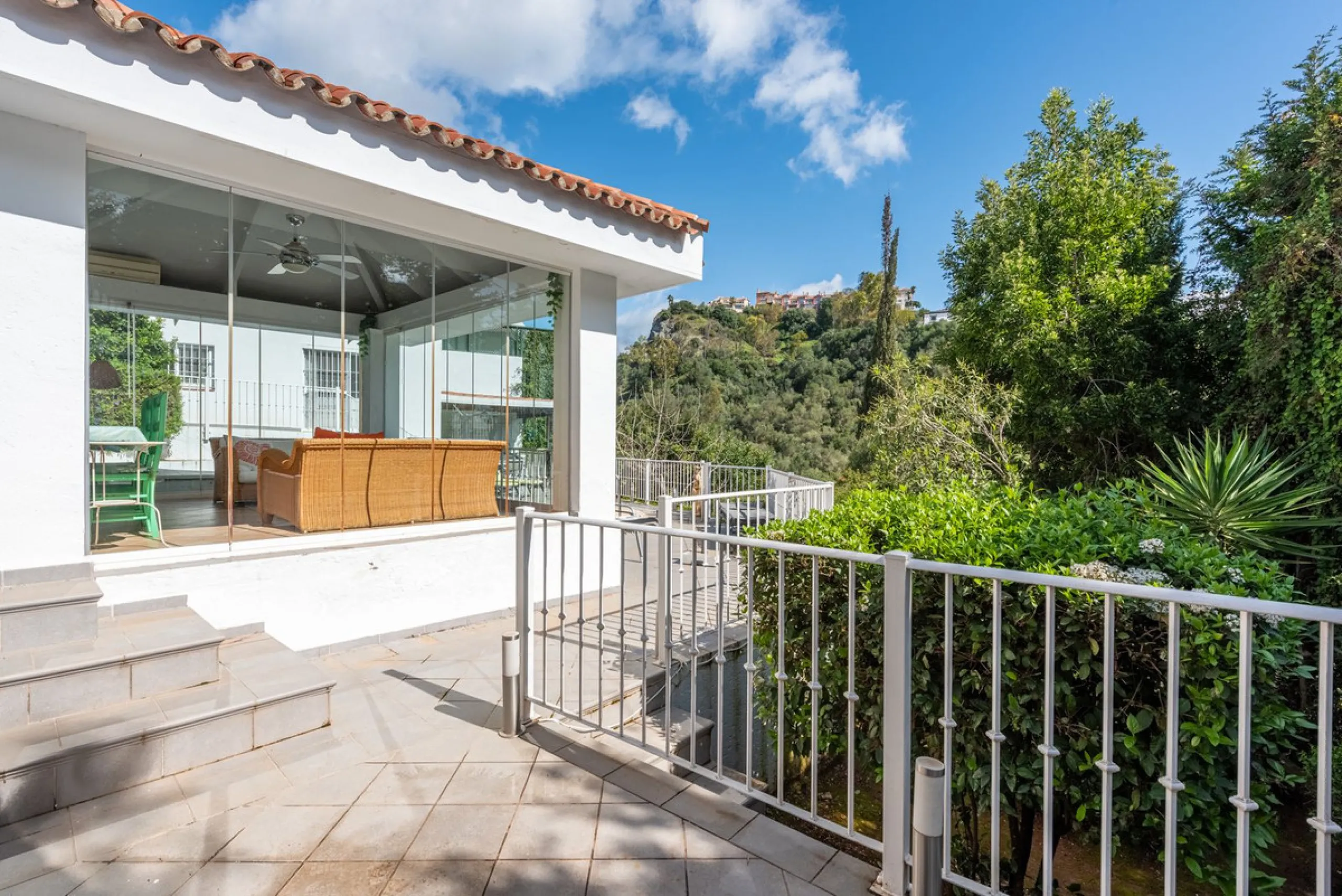House - Detached Villa в продаже в Benahavís, Málaga. В доме 4 спален и 4 ванных комнат. Площадь дома 235 м². Площадь участка 808 м²