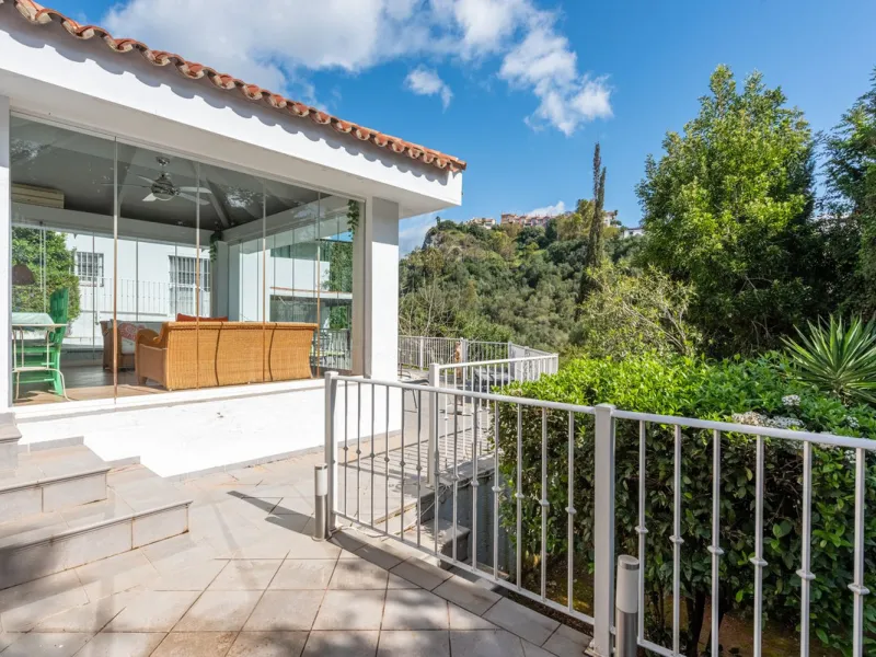 House - Detached Villa в продаже в Benahavís, Málaga. В доме 4 спален и 4 ванных комнат. Площадь дома 235 м². Площадь участка 808 м²