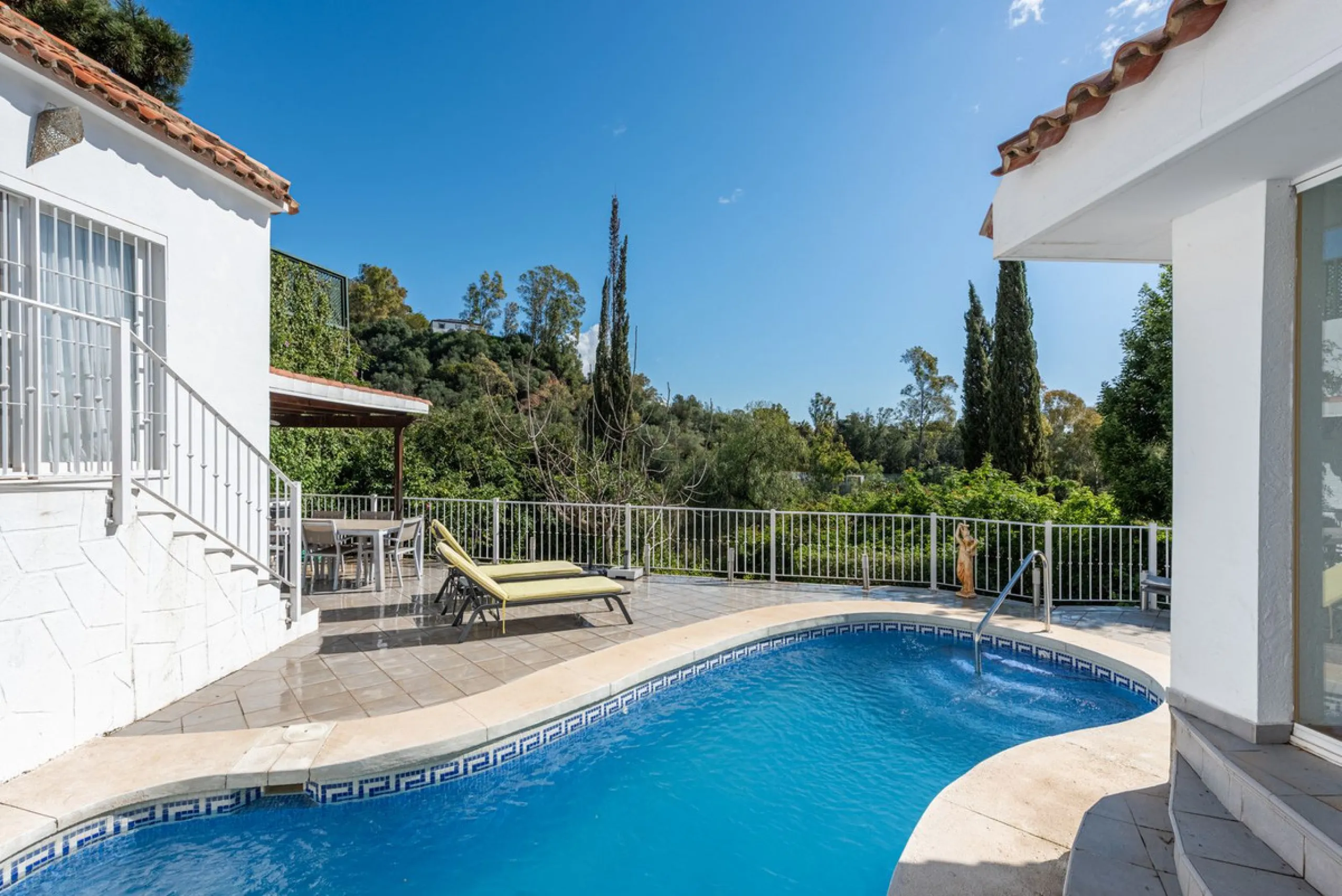 House - Detached Villa в продаже в Benahavís, Málaga. В доме 4 спален и 4 ванных комнат. Площадь дома 235 м². Площадь участка 808 м²