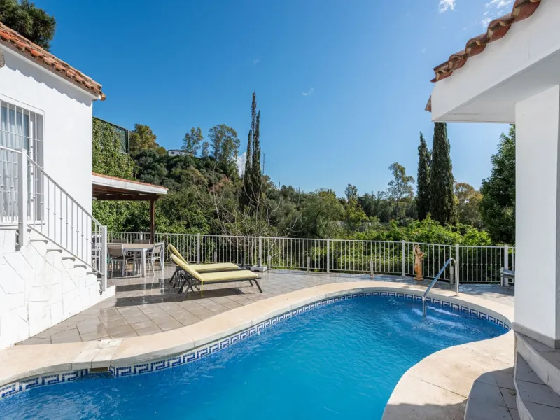 House - Detached Villa в продаже в Benahavís, Málaga. В доме 4 спален и 4 ванных комнат. Площадь дома 235 м². Площадь участка 808 м²
