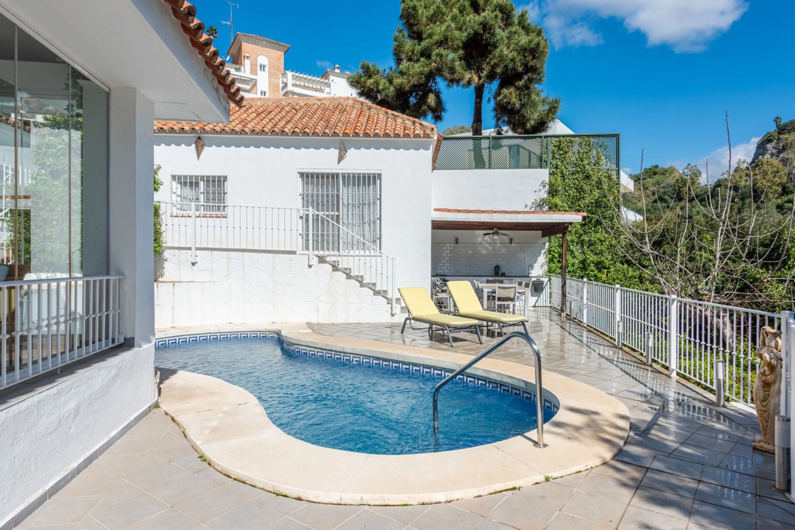 House - Detached Villa в продаже в Benahavís, Málaga. В доме 4 спален и 4 ванных комнат. Площадь дома 235 м². Площадь участка 808 м²