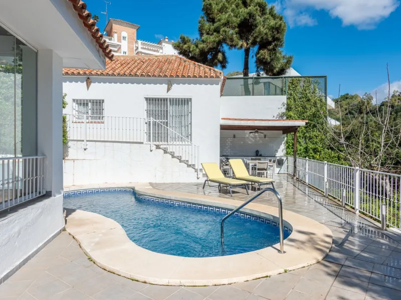 House - Detached Villa в продаже в Benahavís, Málaga. В доме 4 спален и 4 ванных комнат. Площадь дома 235 м². Площадь участка 808 м²