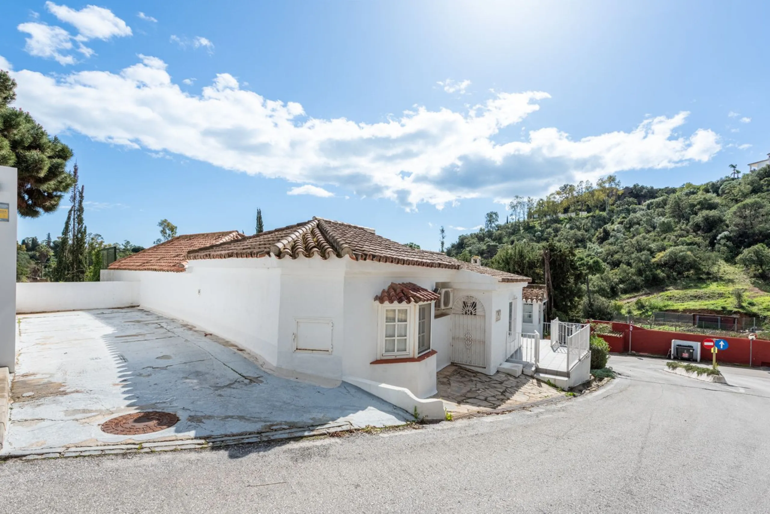 House - Detached Villa в продаже в Benahavís, Málaga. В доме 4 спален и 4 ванных комнат. Площадь дома 235 м². Площадь участка 808 м²