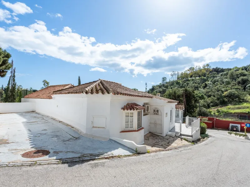 House - Detached Villa в продаже в Benahavís, Málaga. В доме 4 спален и 4 ванных комнат. Площадь дома 235 м². Площадь участка 808 м²