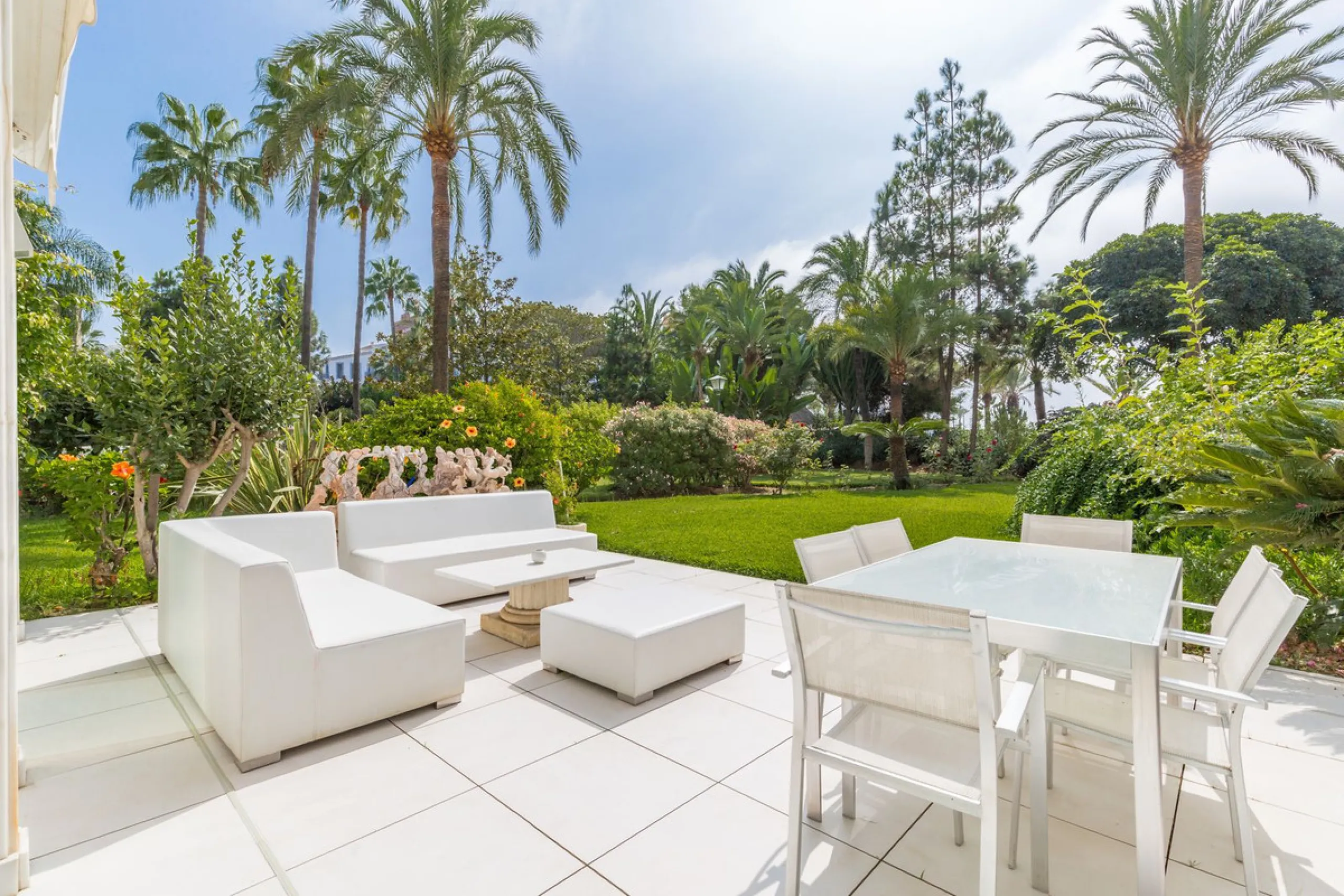 OUR EXCLUSIVE! Location Location Location! The perfect property in the heart of the famous Puerto Banus directly on the beach. A frontline beach property with 3 bedrooms and 4 bathrooms.