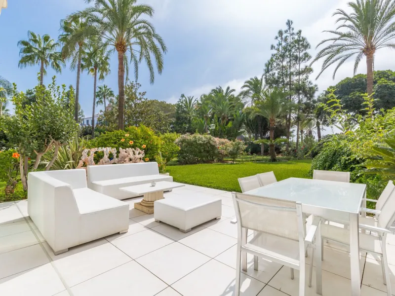 OUR EXCLUSIVE! Location Location Location! The perfect property in the heart of the famous Puerto Banus directly on the beach. A frontline beach property with 3 bedrooms and 4 bathrooms.