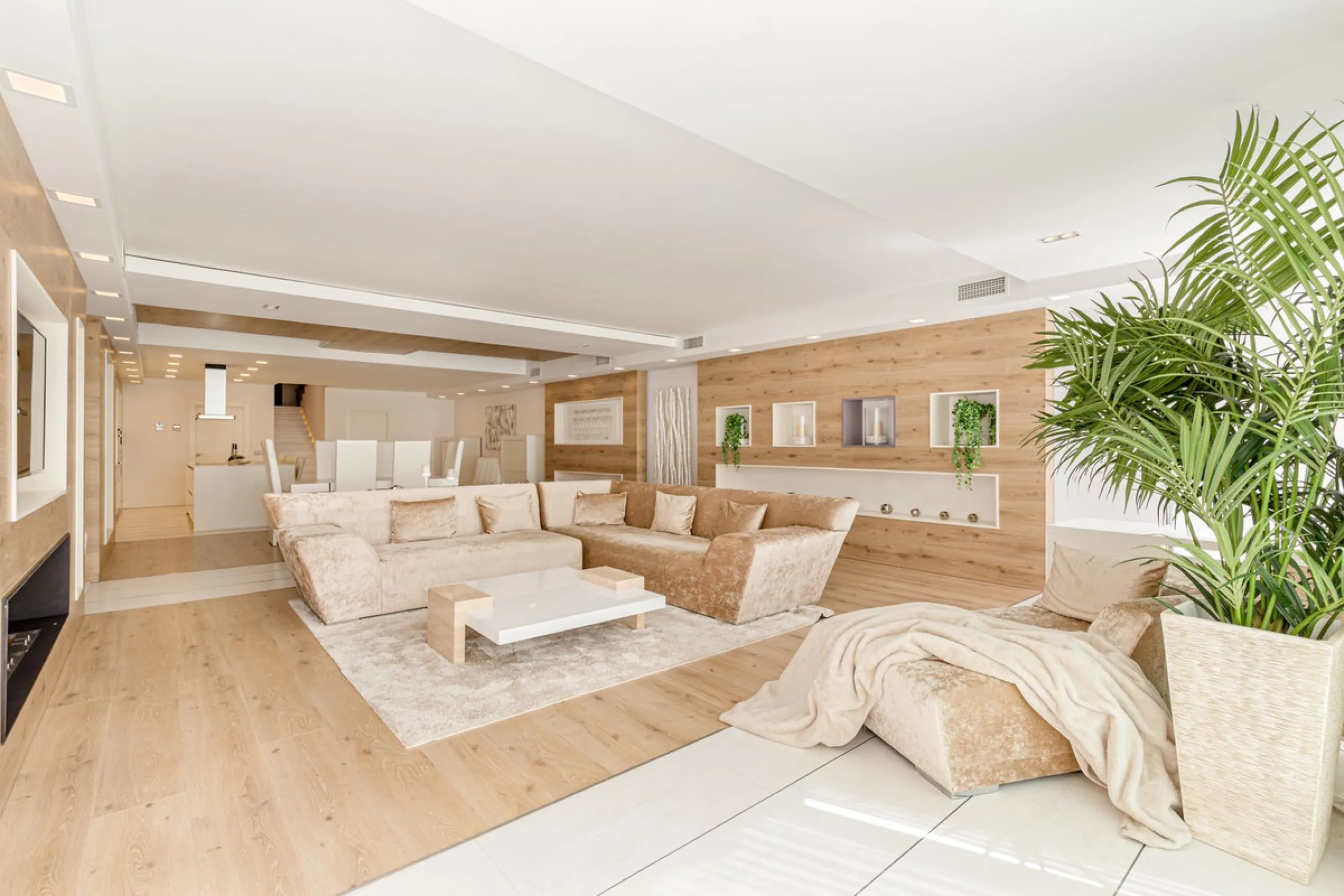 OUR EXCLUSIVE! Location Location Location! The perfect property in the heart of the famous Puerto Banus directly on the beach. A frontline beach property with 3 bedrooms and 4 bathrooms.