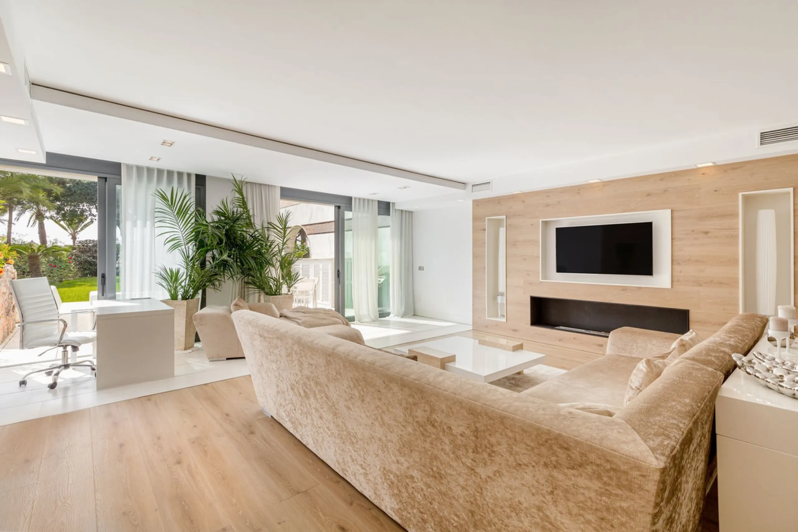 OUR EXCLUSIVE! Location Location Location! The perfect property in the heart of the famous Puerto Banus directly on the beach. A frontline beach property with 3 bedrooms and 4 bathrooms.