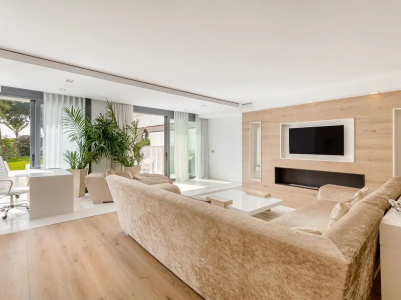 OUR EXCLUSIVE! Location Location Location! The perfect property in the heart of the famous Puerto Banus directly on the beach. A frontline beach property with 3 bedrooms and 4 bathrooms.