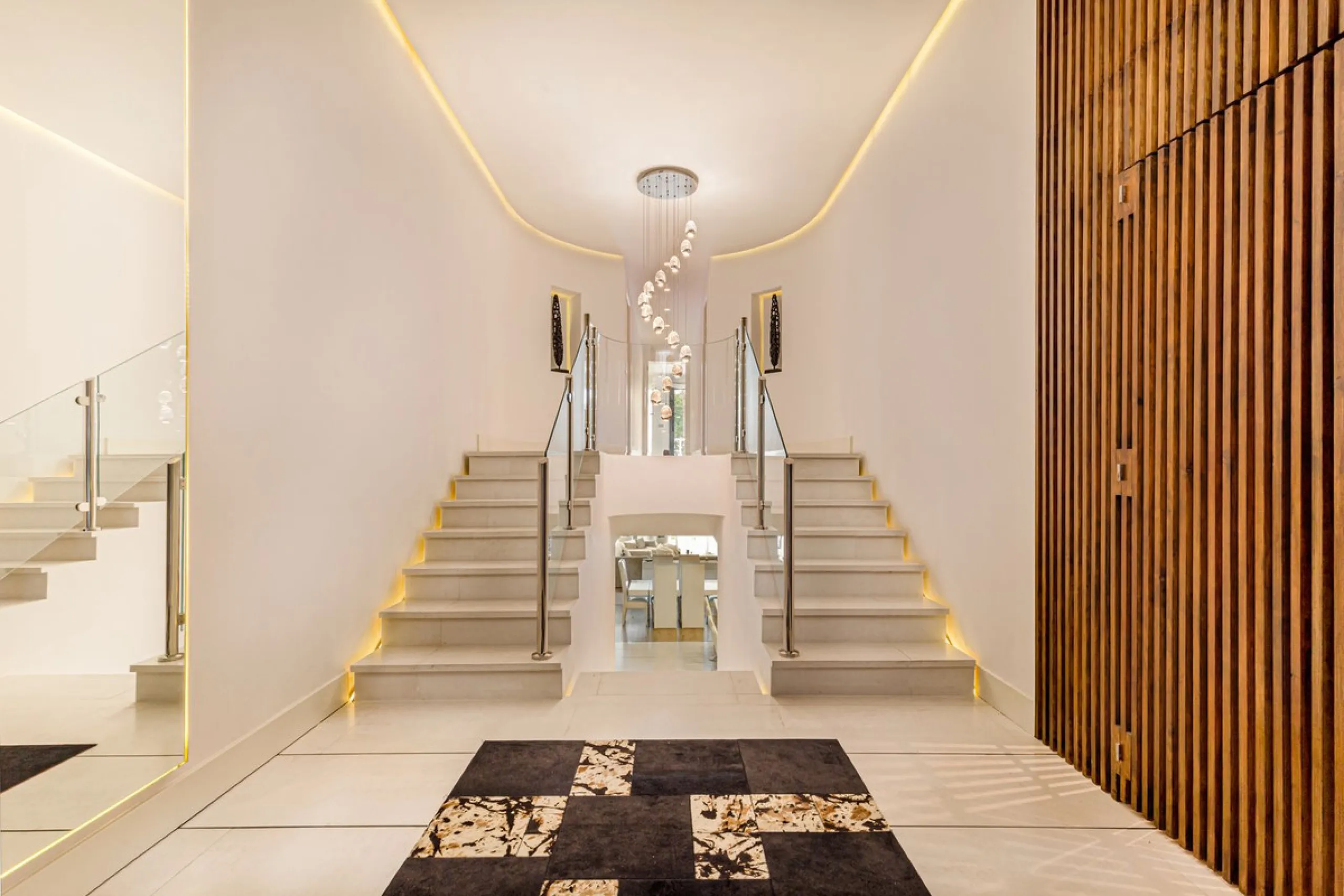 OUR EXCLUSIVE! Location Location Location! The perfect property in the heart of the famous Puerto Banus directly on the beach. A frontline beach property with 3 bedrooms and 4 bathrooms.