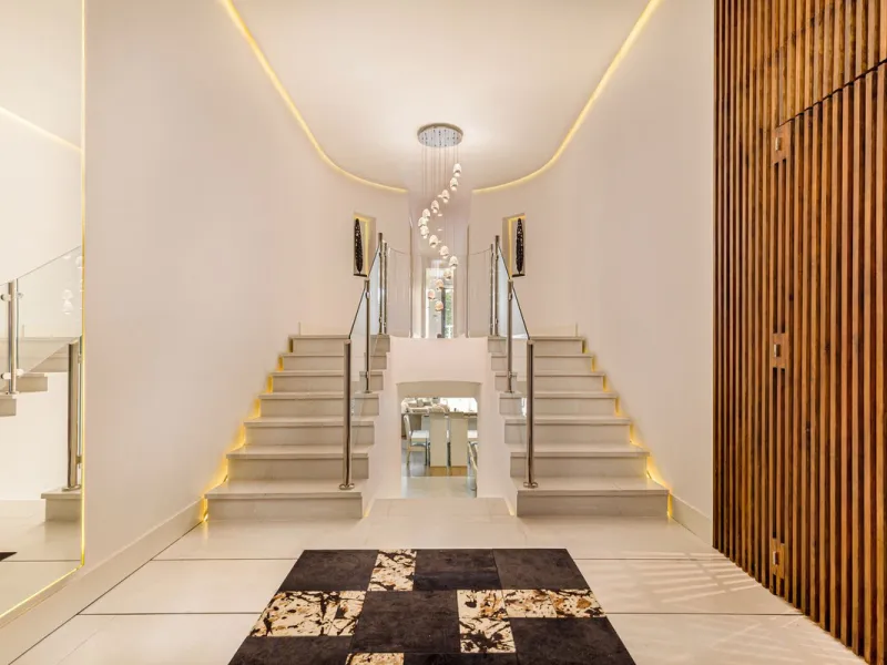 OUR EXCLUSIVE! Location Location Location! The perfect property in the heart of the famous Puerto Banus directly on the beach. A frontline beach property with 3 bedrooms and 4 bathrooms.