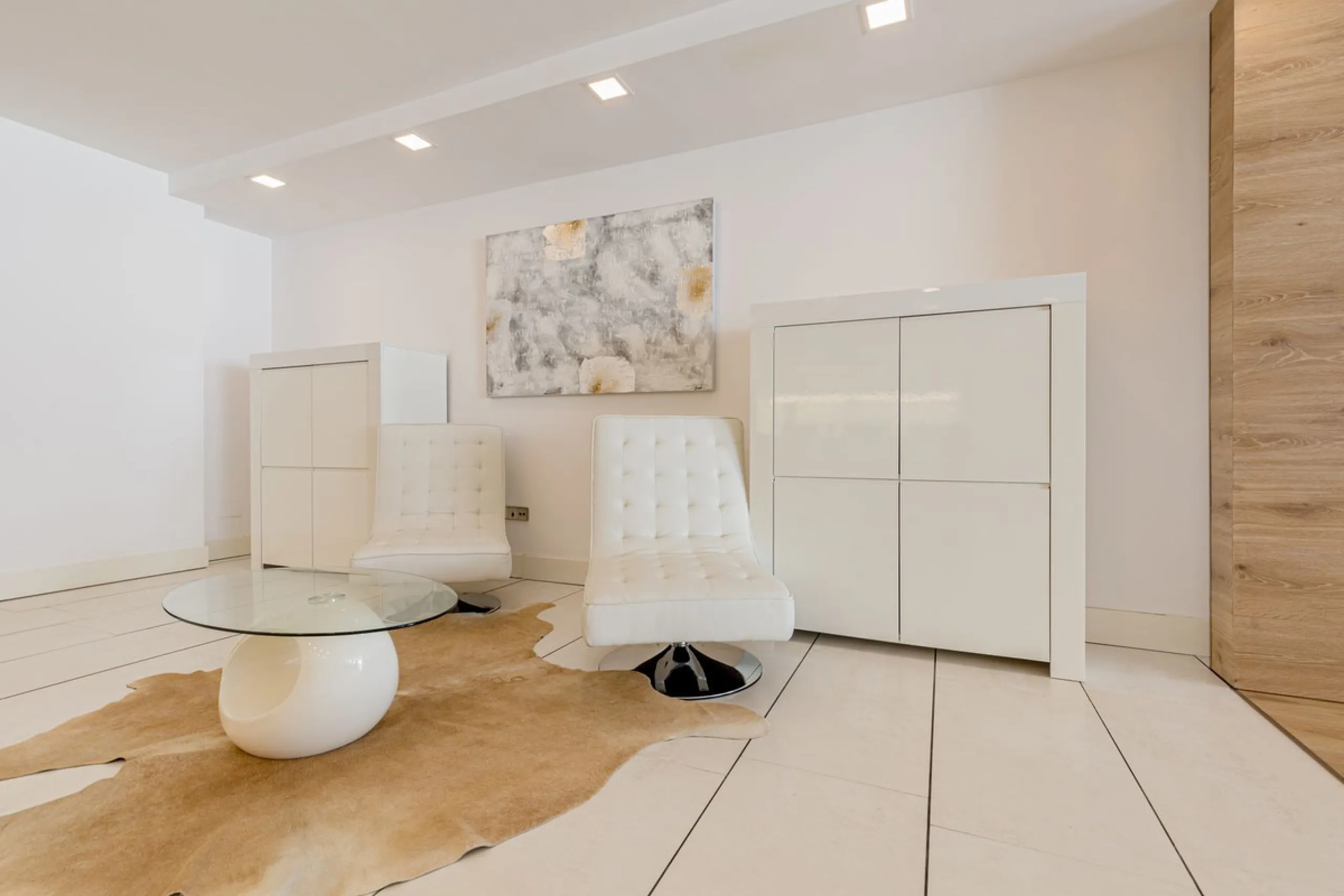 OUR EXCLUSIVE! Location Location Location! The perfect property in the heart of the famous Puerto Banus directly on the beach. A frontline beach property with 3 bedrooms and 4 bathrooms.