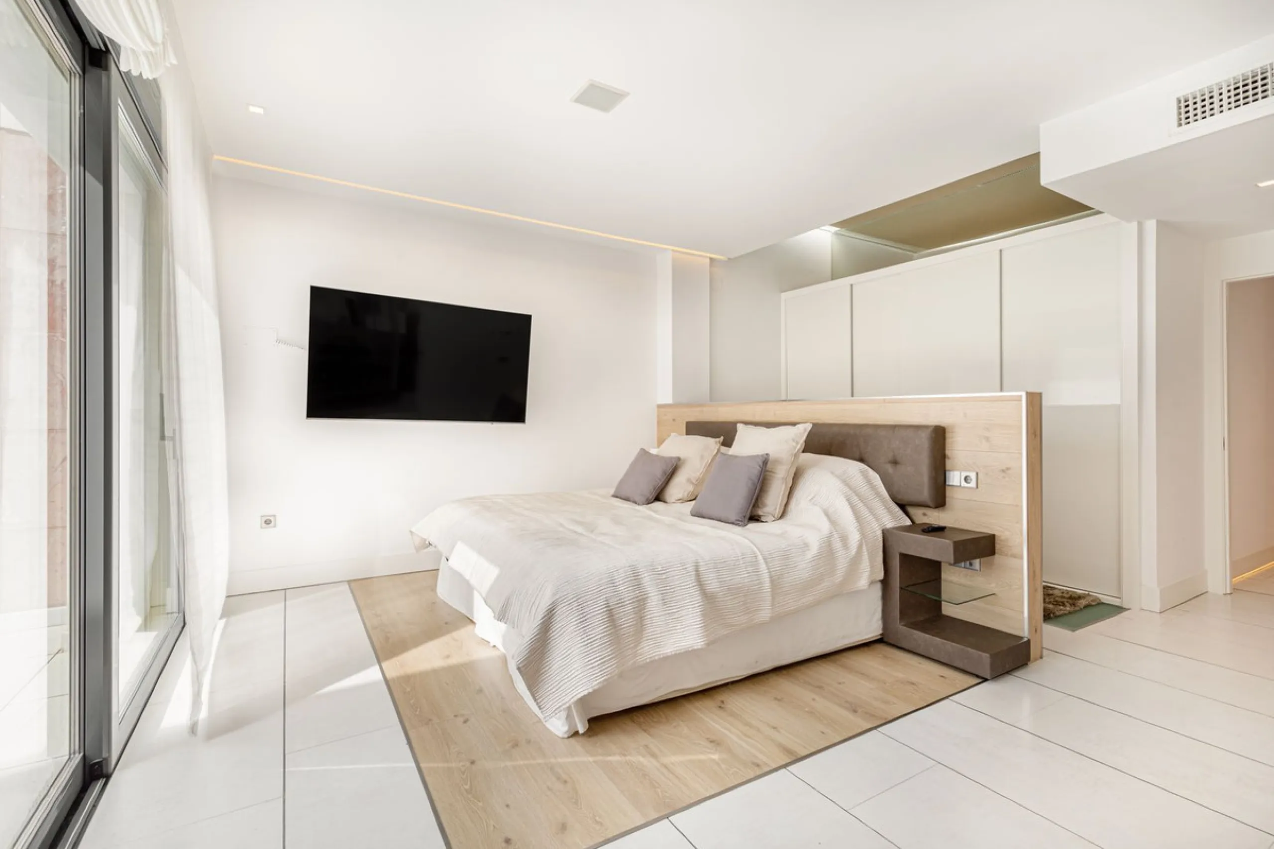 OUR EXCLUSIVE! Location Location Location! The perfect property in the heart of the famous Puerto Banus directly on the beach. A frontline beach property with 3 bedrooms and 4 bathrooms.