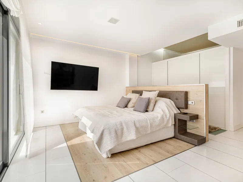 OUR EXCLUSIVE! Location Location Location! The perfect property in the heart of the famous Puerto Banus directly on the beach. A frontline beach property with 3 bedrooms and 4 bathrooms.