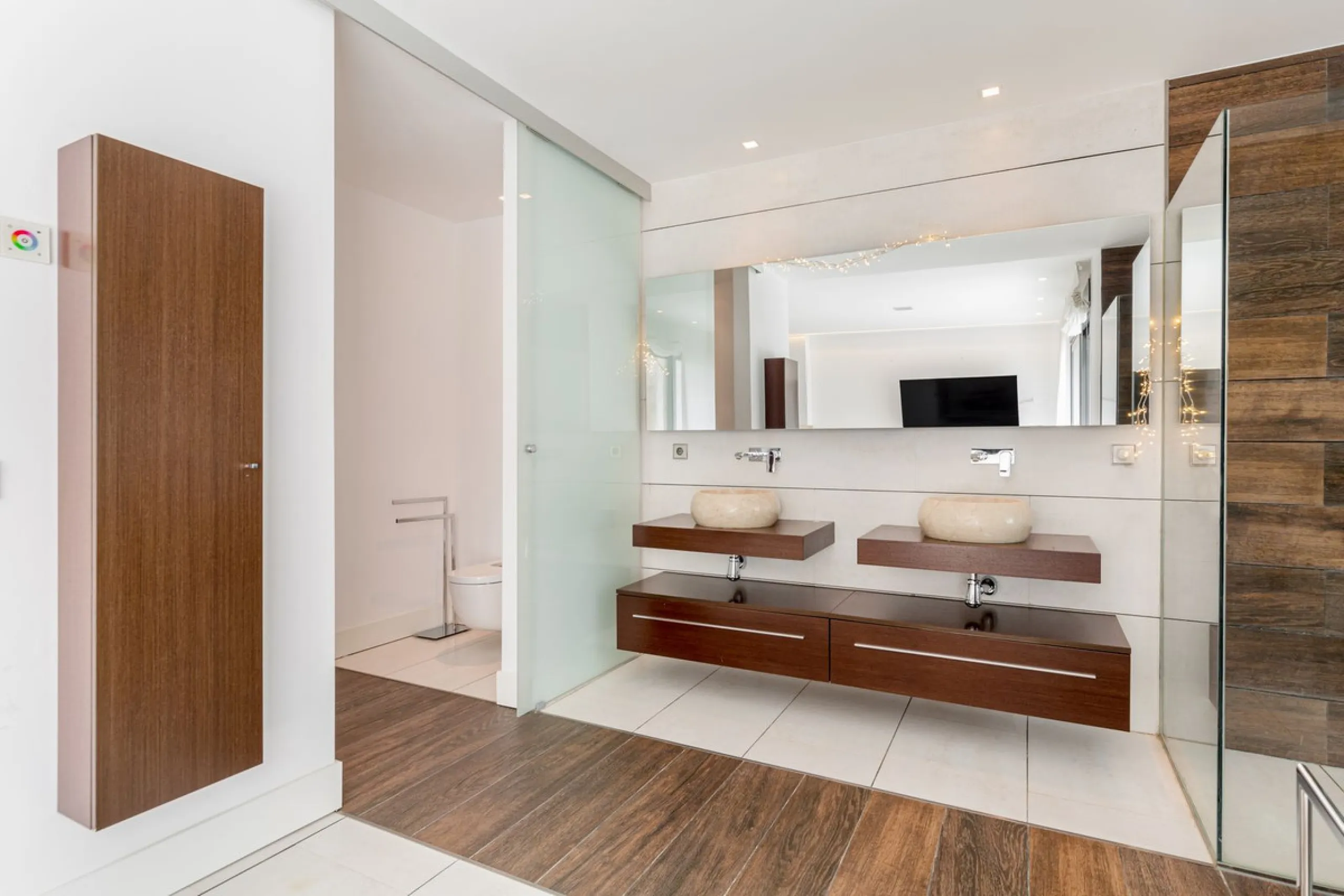OUR EXCLUSIVE! Location Location Location! The perfect property in the heart of the famous Puerto Banus directly on the beach. A frontline beach property with 3 bedrooms and 4 bathrooms.
