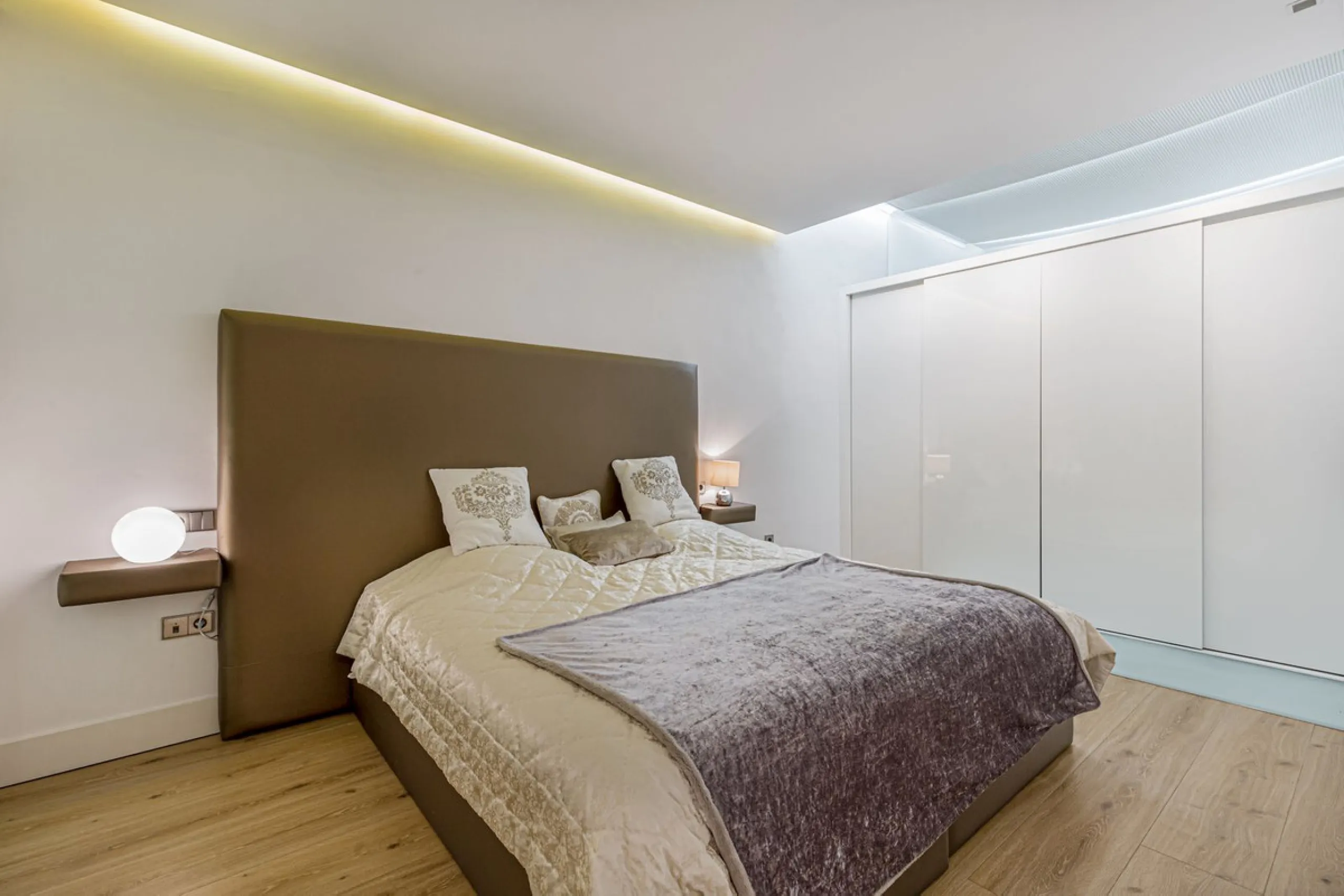 OUR EXCLUSIVE! Location Location Location! The perfect property in the heart of the famous Puerto Banus directly on the beach. A frontline beach property with 3 bedrooms and 4 bathrooms.