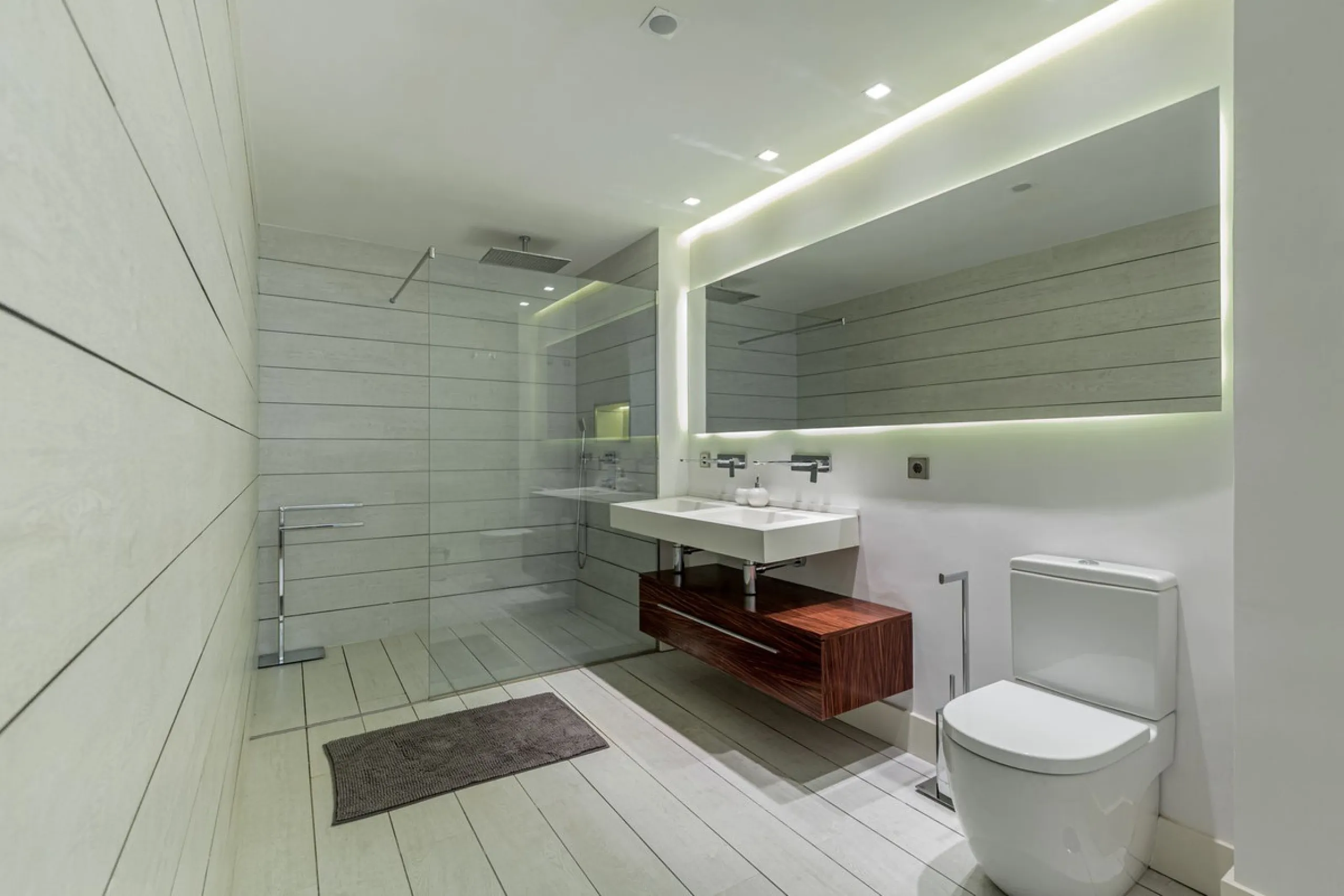 OUR EXCLUSIVE! Location Location Location! The perfect property in the heart of the famous Puerto Banus directly on the beach. A frontline beach property with 3 bedrooms and 4 bathrooms.