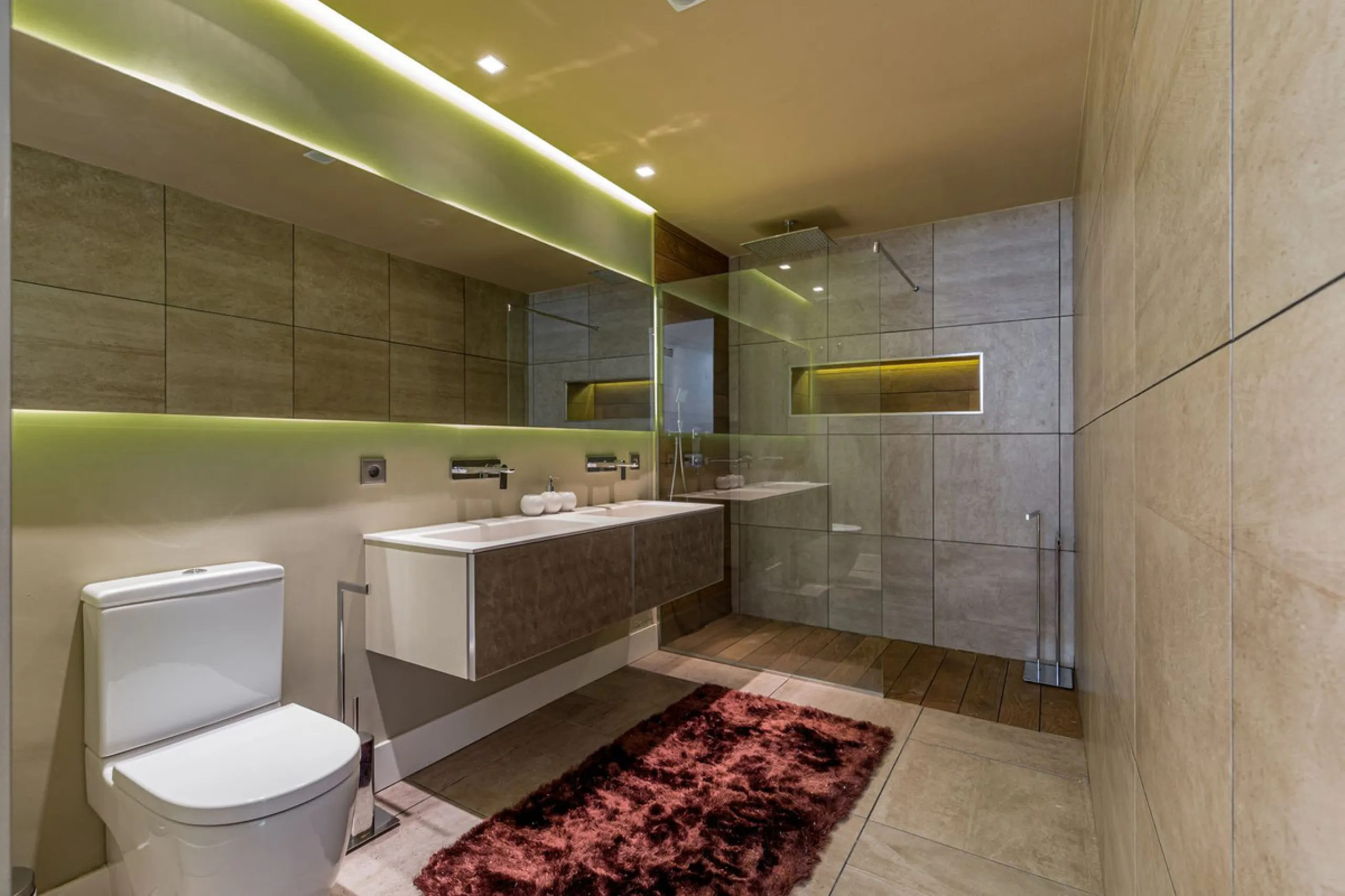 OUR EXCLUSIVE! Location Location Location! The perfect property in the heart of the famous Puerto Banus directly on the beach. A frontline beach property with 3 bedrooms and 4 bathrooms.