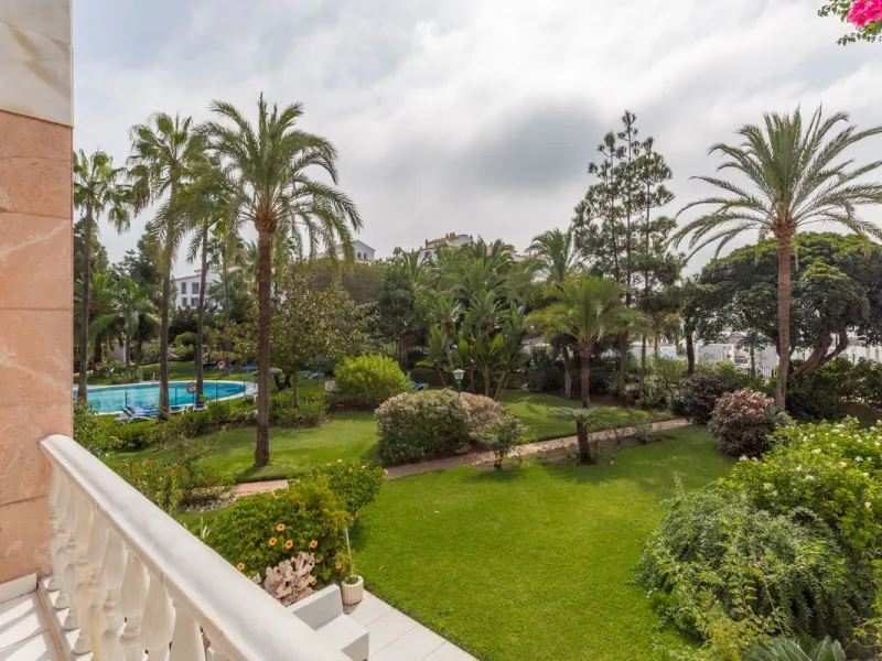 OUR EXCLUSIVE! Location Location Location! The perfect property in the heart of the famous Puerto Banus directly on the beach. A frontline beach property with 3 bedrooms and 4 bathrooms.
